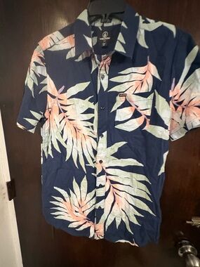 Volcom Navy Short Sleeve Tropical Leaf Button-Up Shirt. Size Medium.